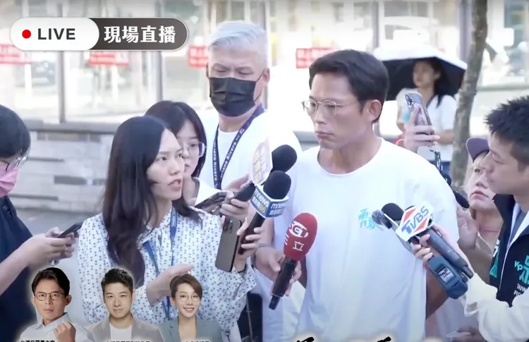 民眾黨主席黃國昌嗆記者提問「這是什麼白癡問題」。翻攝自民眾之聲