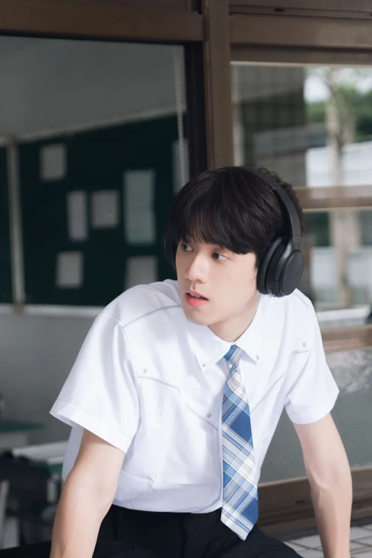 洪暐哲推出新歌《分你一半耳機》。年代整合行銷提供