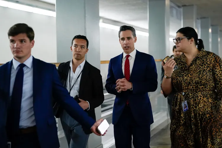 美國反中大將共和黨參議院霍利（右二）已經提案，將徵收自中國等國的關稅，發給美國民眾600美元。路透社