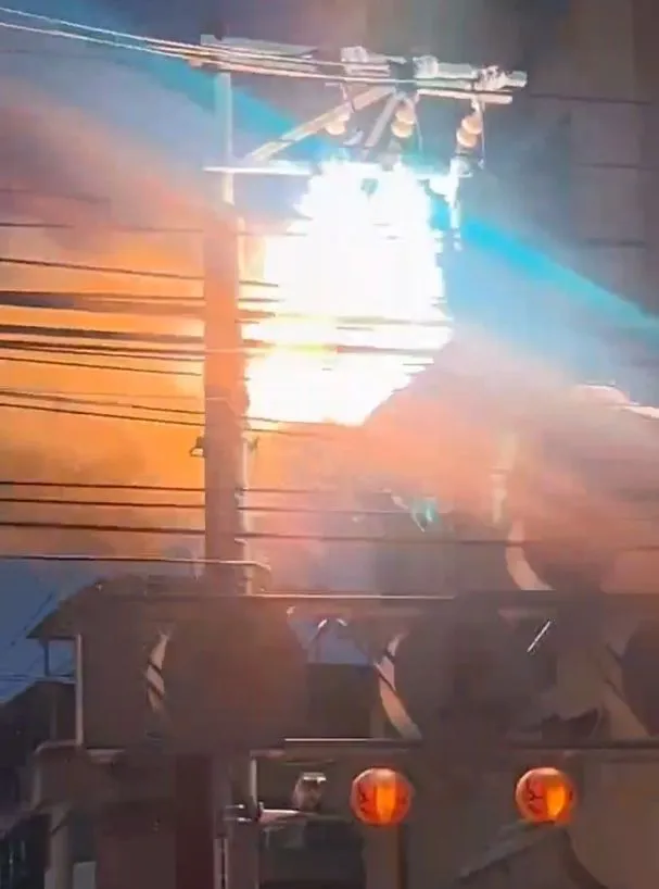 現場爆裂火光。民眾提供