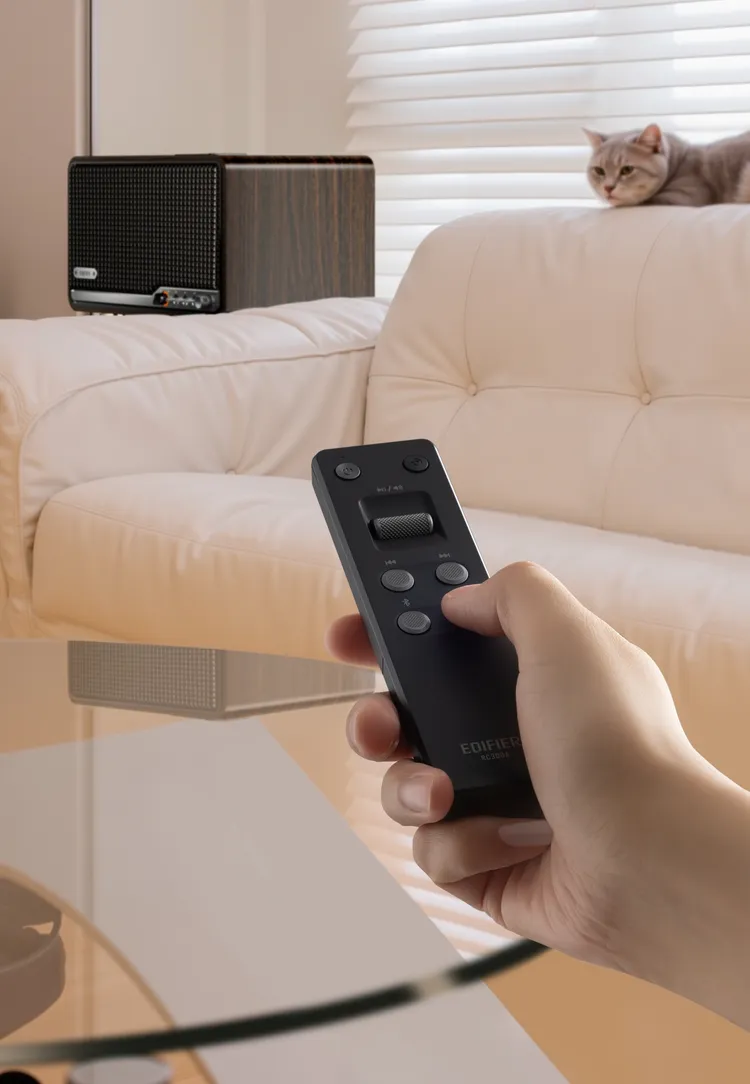 EDIFIER S300旗艦一體式藍牙喇叭更提供遙控器，讓操作更加便利和直覺，同時也可搭配Home App 遠端調控。EDIFIER提供