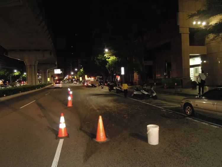 貨車廚餘桶掉落造成2名騎士打滑摔傷。民眾提供