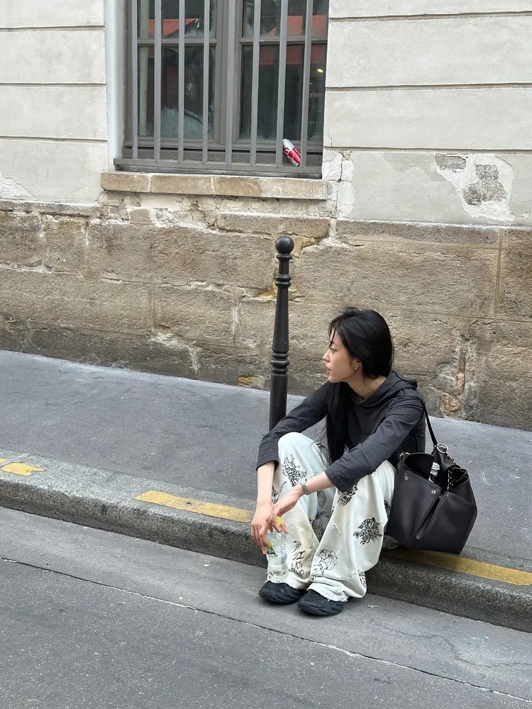 盧允瑞隨性穿搭BALENCIAGA Rodeo Medium包。翻攝IG