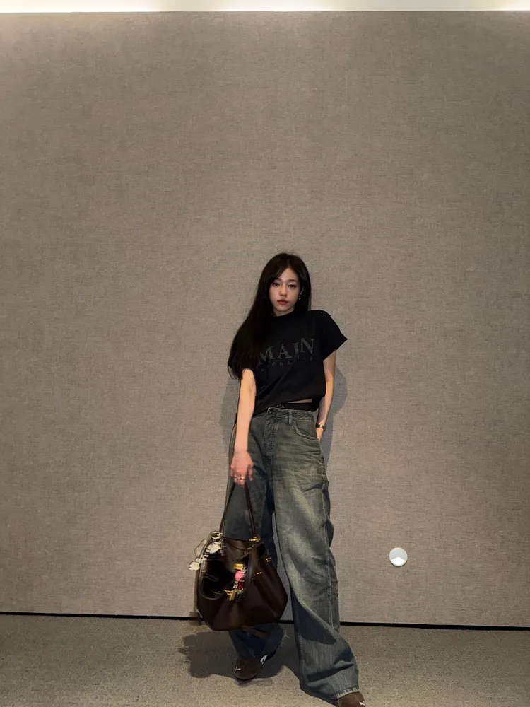 盧允瑞隨性穿搭BALENCIAGA Rodeo Medium包。翻攝IG