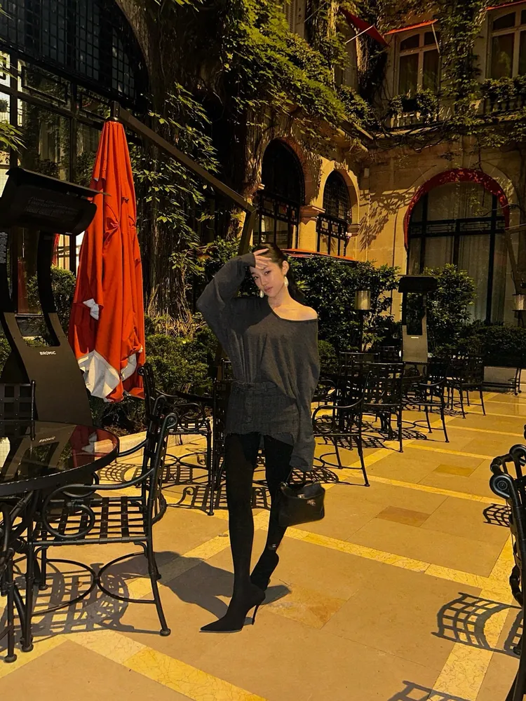 盧允瑞夜晚換搭上BALENCIAGA RODEO MINI包。翻攝IG