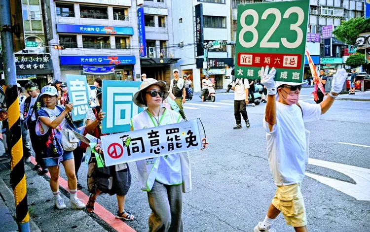 發起罷免羅明才的「拔羅波」，昨晚在臉書寫下民主不會因為投票結束而終結。翻攝自拔羅波臉書