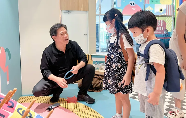 南港分局長許城銘開心與參加活動的孩子進行闖關遊戲。警方提供