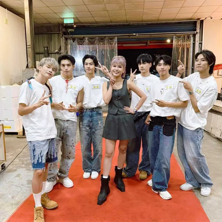 丟丟妹（中）太會煮，Ozone爽吃9菜，立刻叫「乾媽」。樓頂揪樓下提供