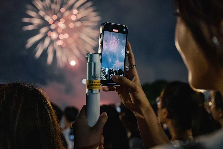 颱風楊柳逼近，大稻埕煙火秀臨時喊卡。台北市觀傳局提供