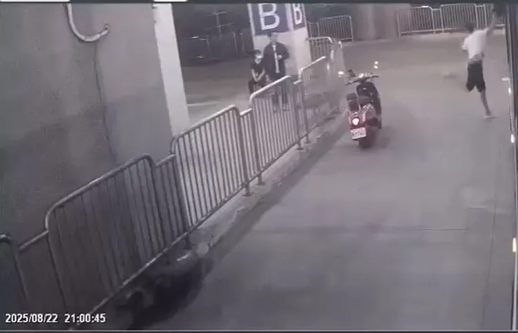 陳姓騎士持安全帽猛砸公車後照鏡。民眾提供