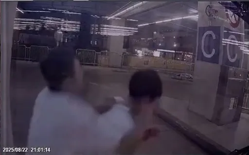 画面曝光!台中恶骑士安全帽狂砸公车 重拳暴打司机致骨折