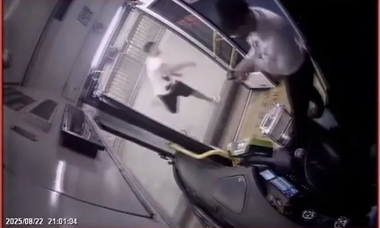 陳姓騎士還朝司機丟擲安全帽。民眾提供