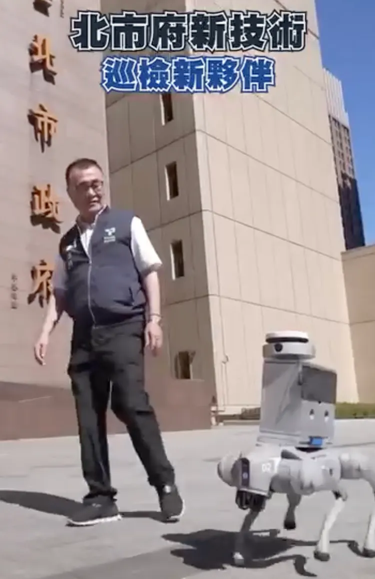 台北市副市長李四川帶著機器狗巡視人行道。翻攝自李四川臉書