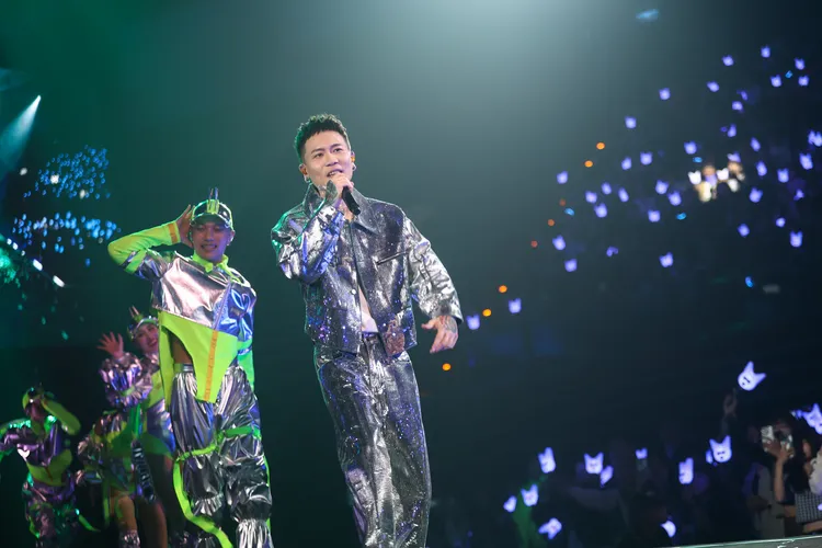 蕭秉治自招近來變胖了，要歌迷專心聽演唱會，別再餵食他。相信音樂提供