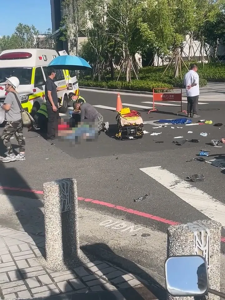現場民眾為騎士CPR。翻攝Threads/jie_.0501