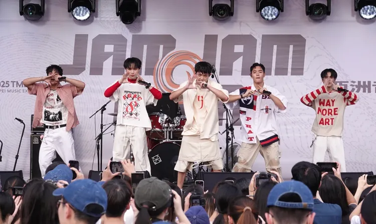 AcQUA源少年今於JAM JAM ASIA 亞洲音樂節戶外舞台演出，帶來40分鐘精彩演出。莊宗達攝