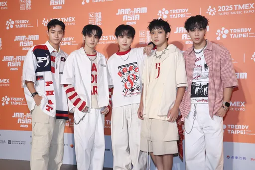 AcQUA源少年须弘道好「脚滑」 无奈:只剩右膝盖是好的