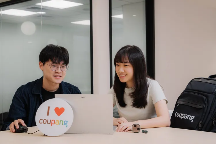 Coupang酷澎開學季針對指定筆電機型提供無線耳機加價購優惠，有感回饋7折起。Coupang提供