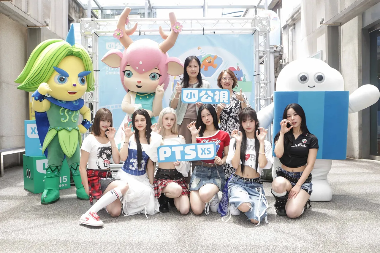 GENBLUE幻蓝小熊NICO(第一排左起)、许媛媛 、毓 、XXIN、采甄、AYEON、公视总经理徐秋华(第二排左起)、副总谢玒玲。小公视提供