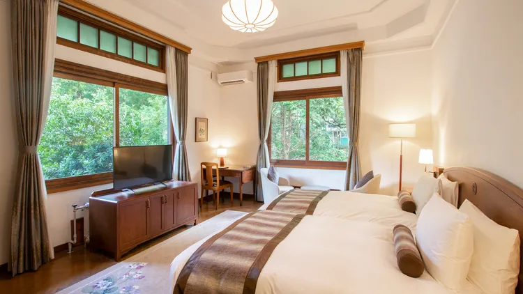 「富士屋飯店」歷來包含昭和天皇、卓別林及約翰藍儂都曾入住過。樂天旅遊提供