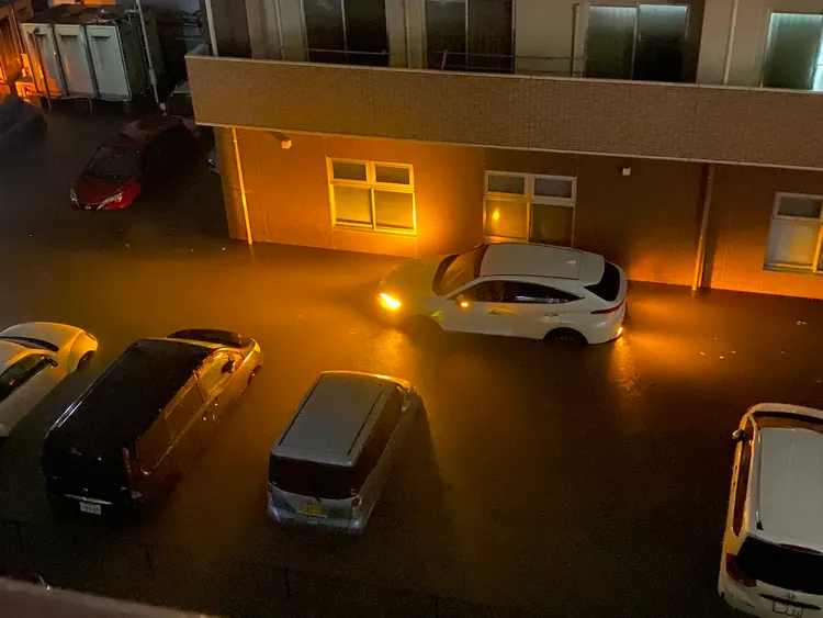 日本九州連日暴雨讓不少汽車泡水。翻攝X