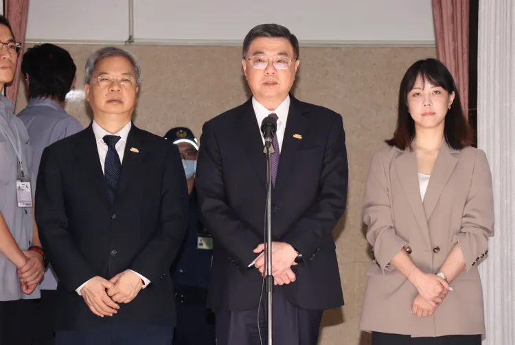 立法院院會「打詐綱領2.0執行成效」專案報告 行政院長卓榮泰(中)、秘書長龔明鑫(左)、發言人李慧芝(右)。莊宗達攝