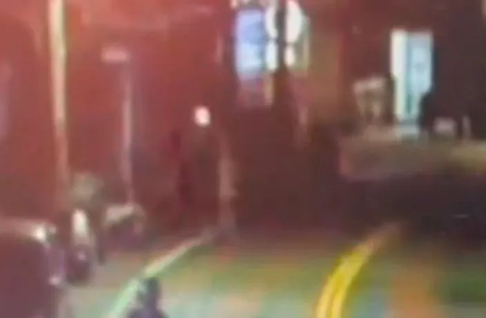 男子放鞭炮(光點處)。翻攝畫面