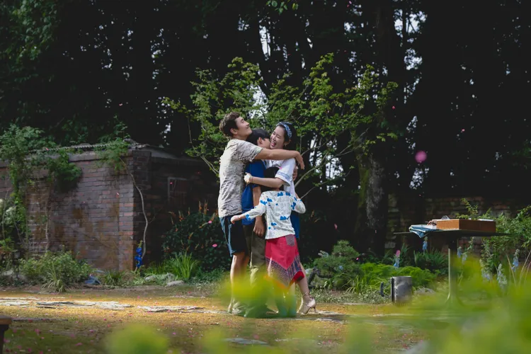 李秉憲（左）、孫藝真片中飾演夫妻，擁有一雙兒女。翻攝CJ ENM