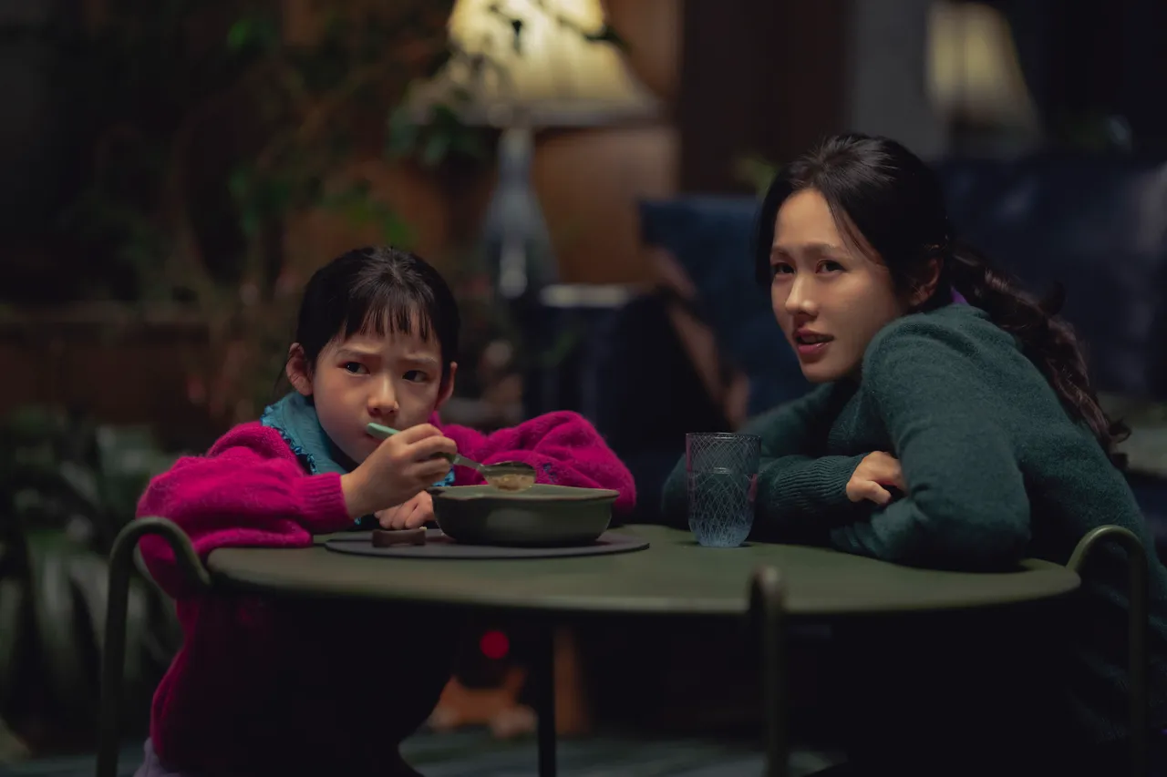 孙艺真(右)记者会上提到,饰演女儿的童星崔昭律好奇心旺盛,总是不停提问。翻摄CJ ENM
