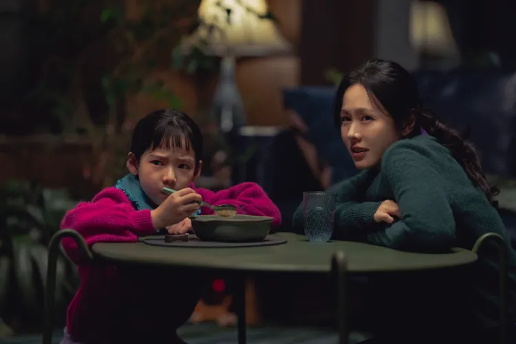 孫藝真（右）記者會上提到，飾演女兒的童星崔昭律好奇心旺盛，總是不停提問。翻攝CJ ENM