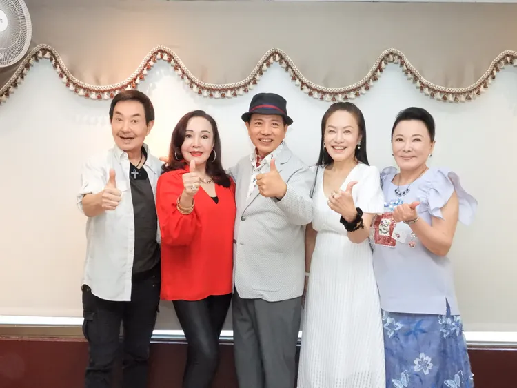 楊懷民(左一)、金燕、陳凱倫、金佩姍與張琴為金曲傳愛公益演唱會宣傳。陳凱倫影視工作室提供