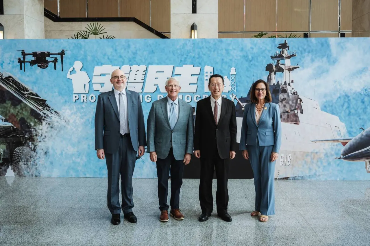 双方代表合影留念,象征台美情谊坚定,共同守护民主价值。国防部提供