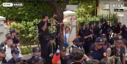 總統官邸外公民走讀 黃國昌這動作…「小草」激動響應