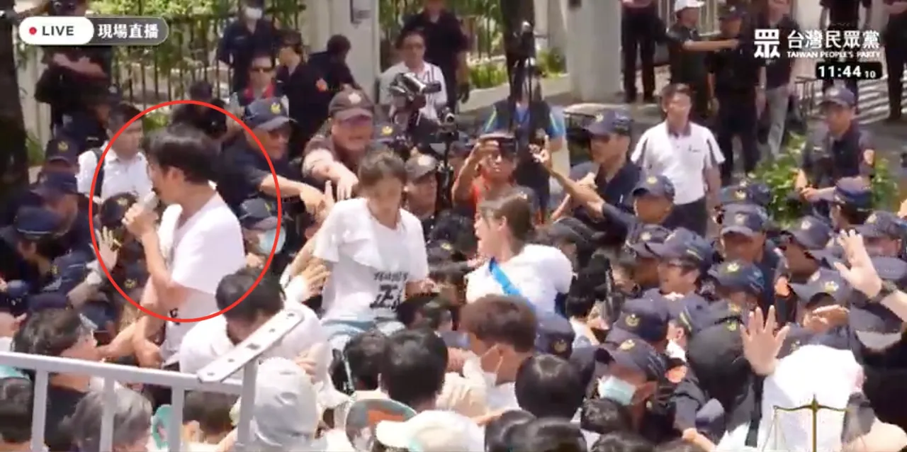 黃國昌跨過拒馬護欄後，民眾也陸續跨越。翻攝畫面