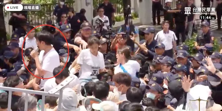 黃國昌跨過拒馬護欄後，民眾也陸續跨越。翻攝畫面