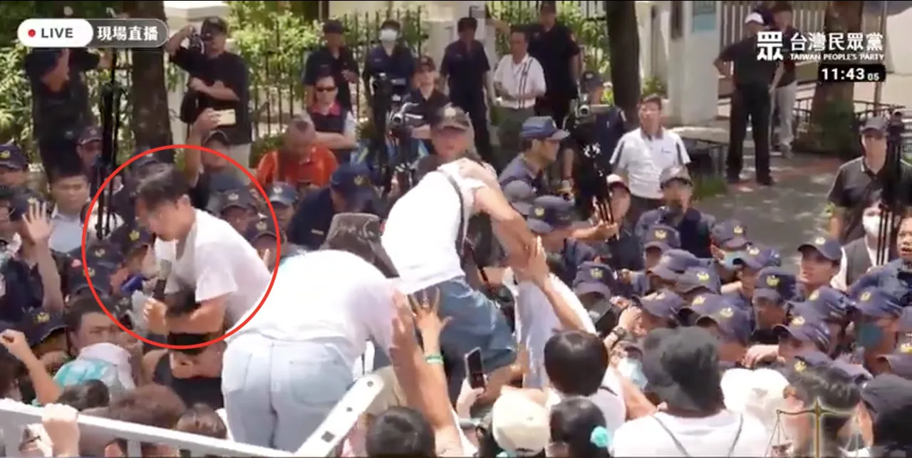 黃國昌跨過拒馬護欄後，民眾也陸續跨越。翻攝畫面