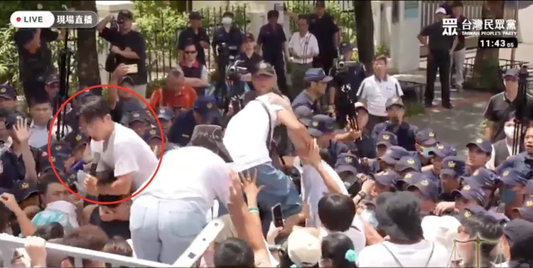 黃國昌跨過拒馬護欄後，民眾也陸續跨越。翻攝畫面