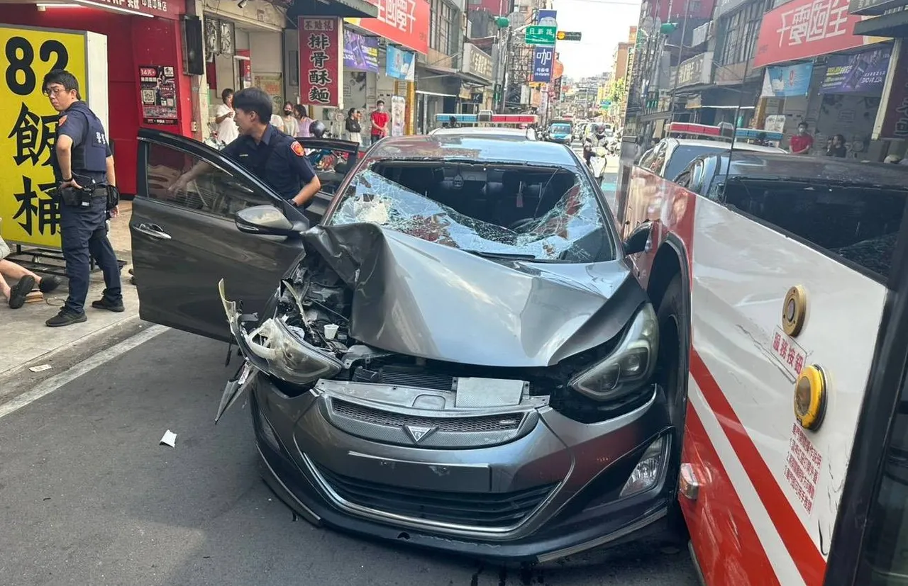 嫌犯车辆毁损。中坜警分局提供