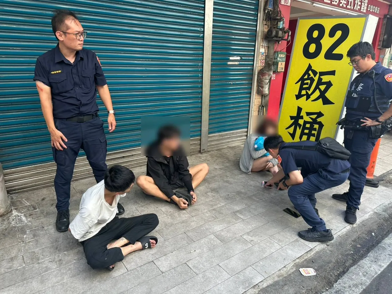 警方制伏车上3人。中坜警分局提供