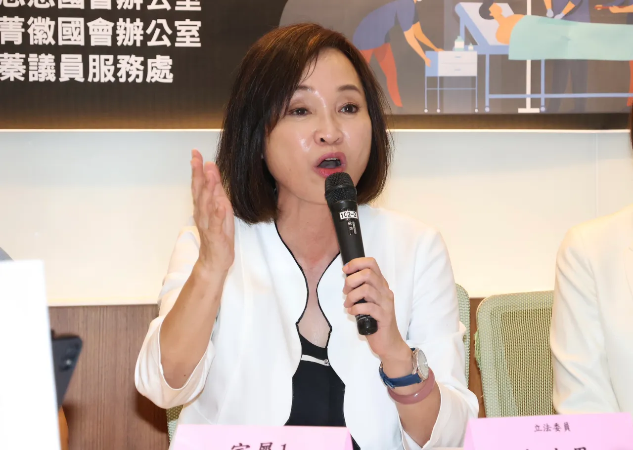 「网红医减重手术10天2死 主管机关没人管?」记者会 立委柯志恩。庄宗达摄