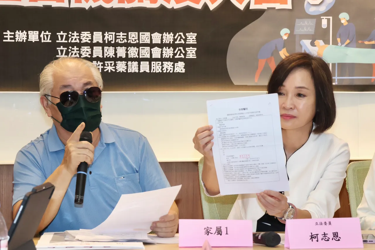 「网红医减重手术10天2死 主管机关没人管?」记者会 立委柯志恩(右)、病患家属。庄宗达摄