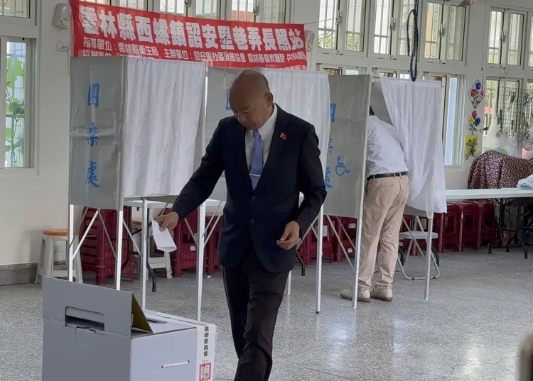 雲林縣核三延役公投投票率不高，截至中午還不到2成。民眾提供