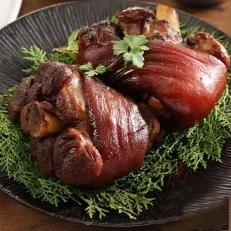 老牌張豬腳豬腳綜合包825元。業者提供