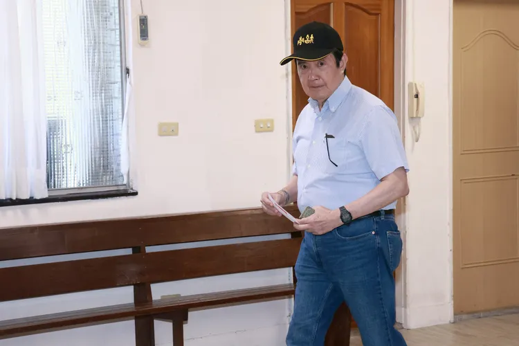 前總統馬英九今天一早精神奕奕，現身文山區投票所投票。彭欣偉攝