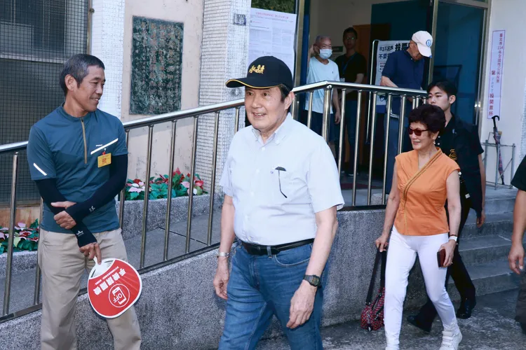 前總統馬英九今天一早精神奕奕，現身文山區投票所投票。彭欣偉攝