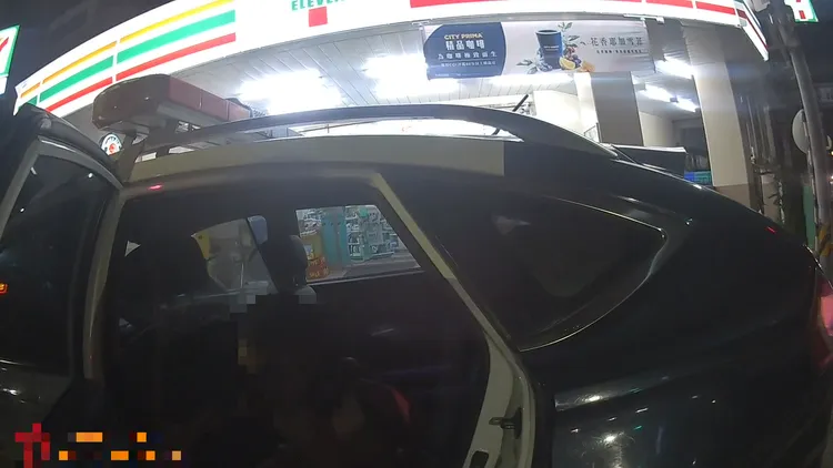 警方將女童順利送返家。翻攝畫面