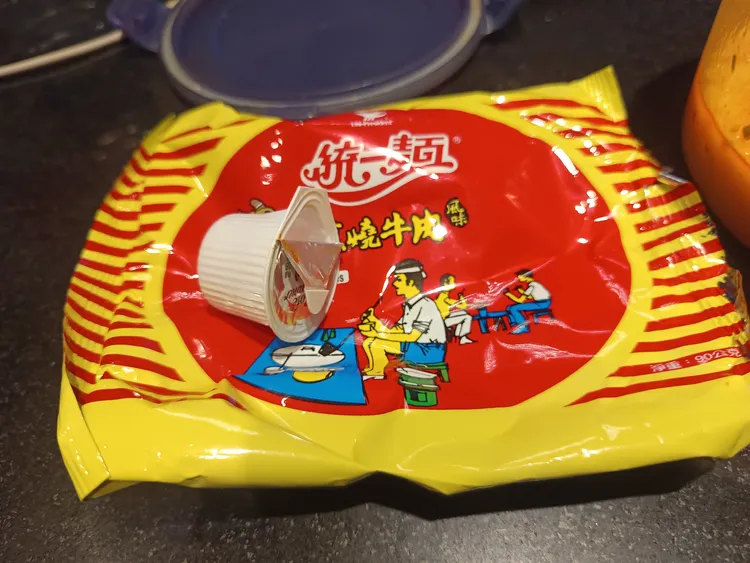 網友分享統一蔥燒牛肉麵和奶油球加在一起的吃法。翻攝「泡麵公社 泡麵俱樂部」臉書