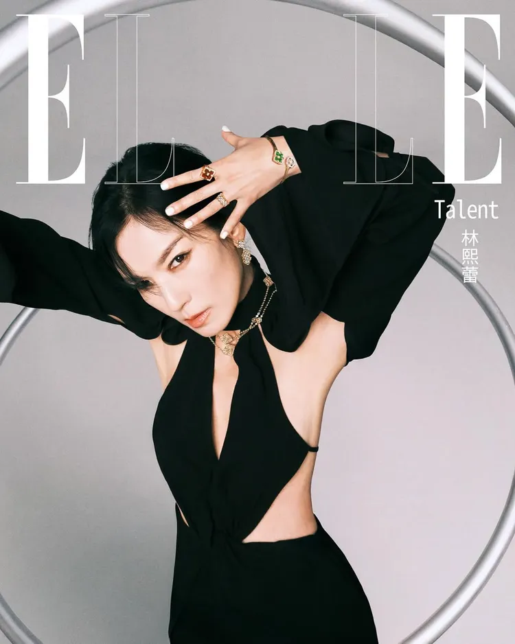 林熙蕾在封面照中換上鏤空洋裝，從腰部到背部幾乎全裸，性感指數破表。翻攝elletaiwan IG