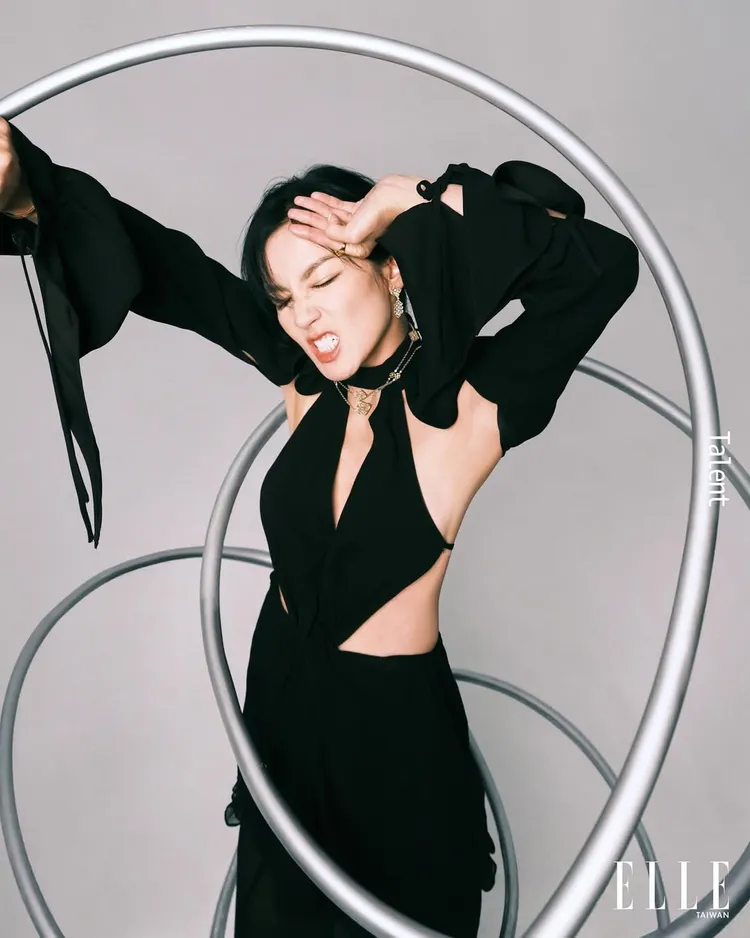林熙蕾以自信姿態將性感昇華為時尚藝術。翻攝elletaiwan IG
