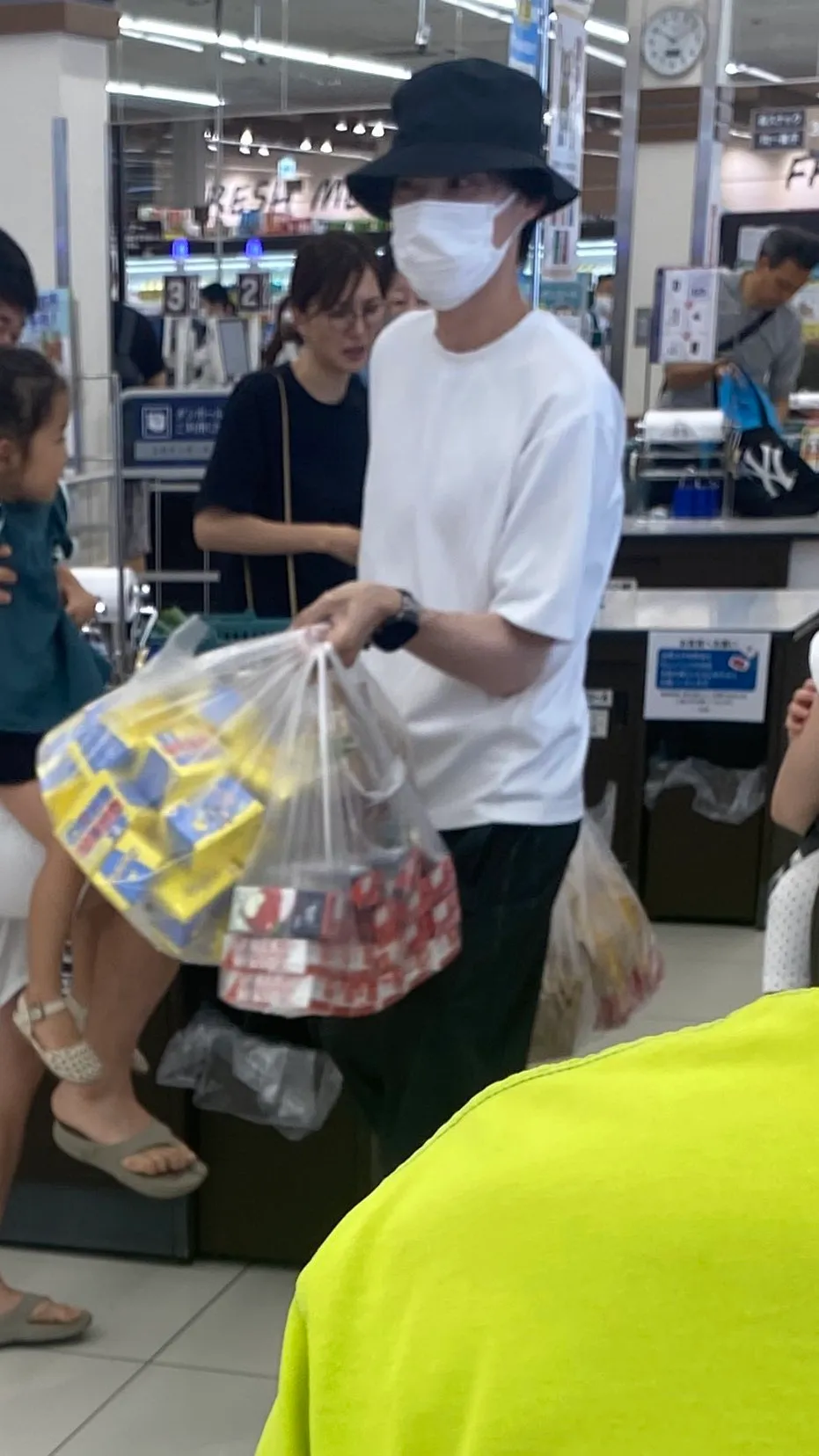 顾客购买大量餐点。翻摄自X
